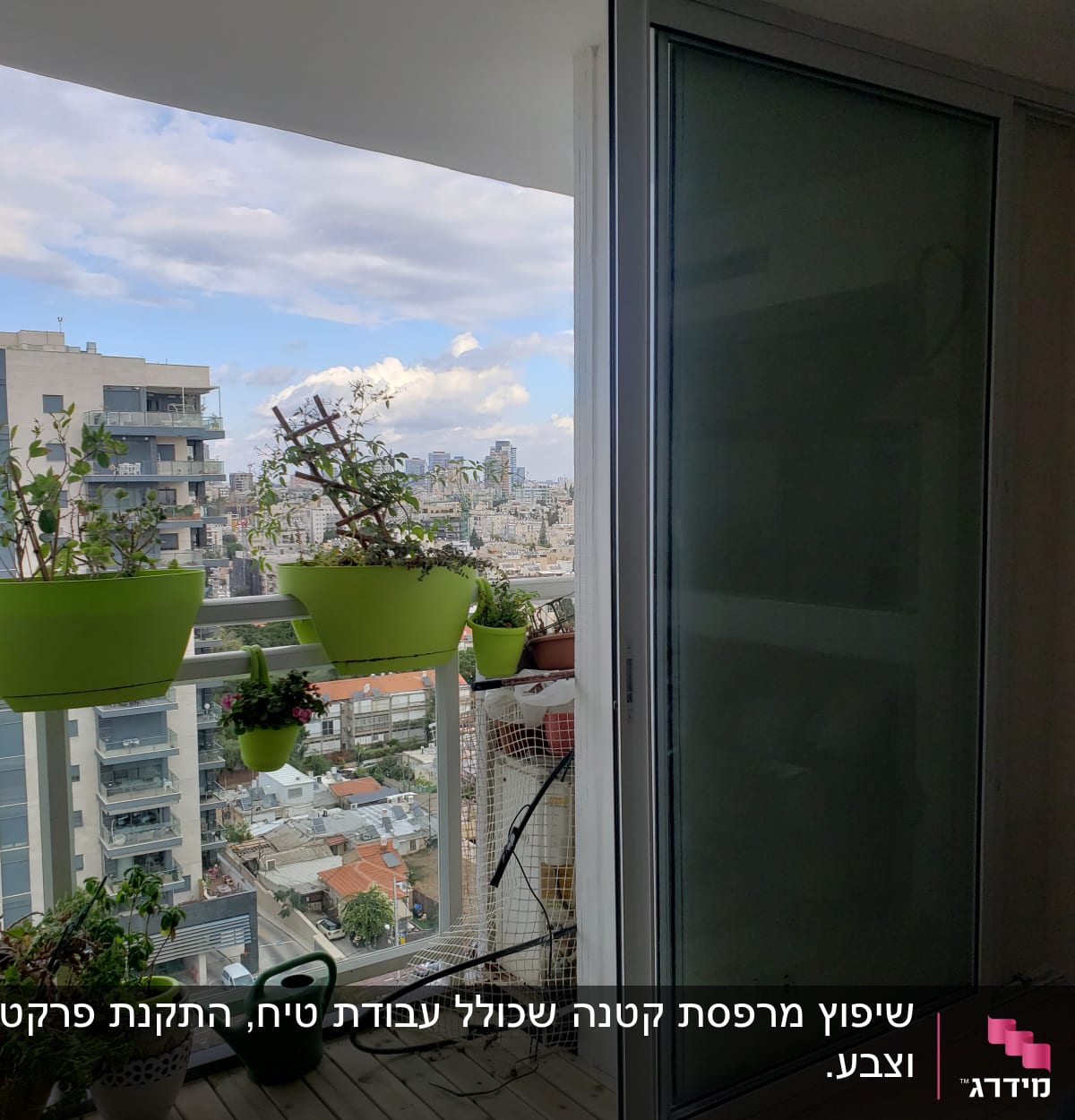 מרפסת עם עציצים וכלי השקיה על רצפת עץ